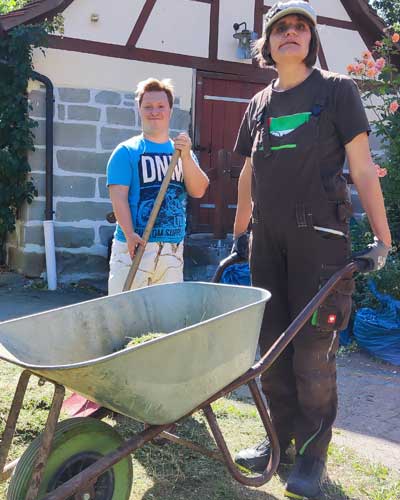 Externe Werkstattgänger werden frühs an den Hausenhof gebracht und abends wieder nach Hause gefahren.