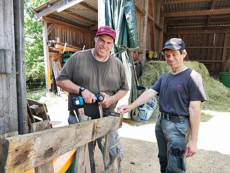 Ausbildung am Hausenhof - Bewohner in der Werkstatt begleiten. Zwei Menschen arbeiten in der Tierwerkkstatt