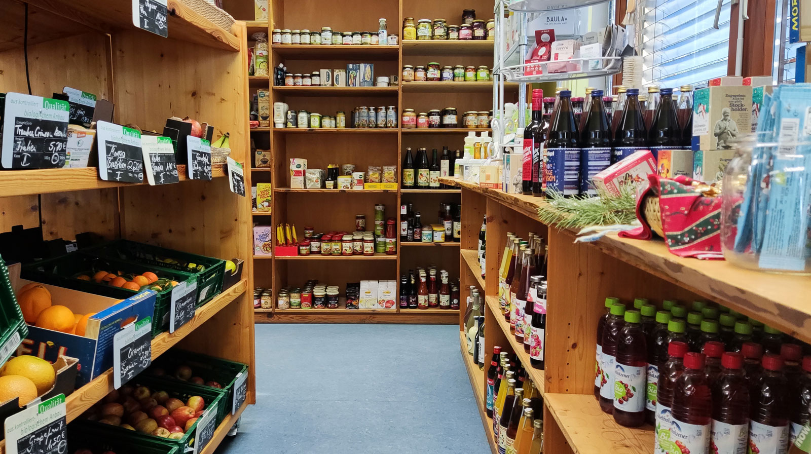 Serviceleistungen am Hausenhof Zweimal die Woche hat unser Dorfladen am Hausenhof für alle geöffnet und verkauft hochwertige Produkte