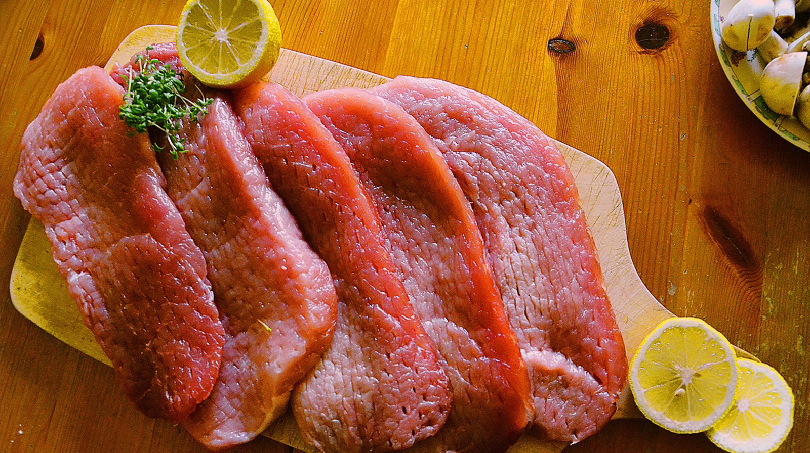 Serviceleistungen am Hausenhof Am Hausenhof erzeugen wir hochwertige Fleisch- und Wurstwaren