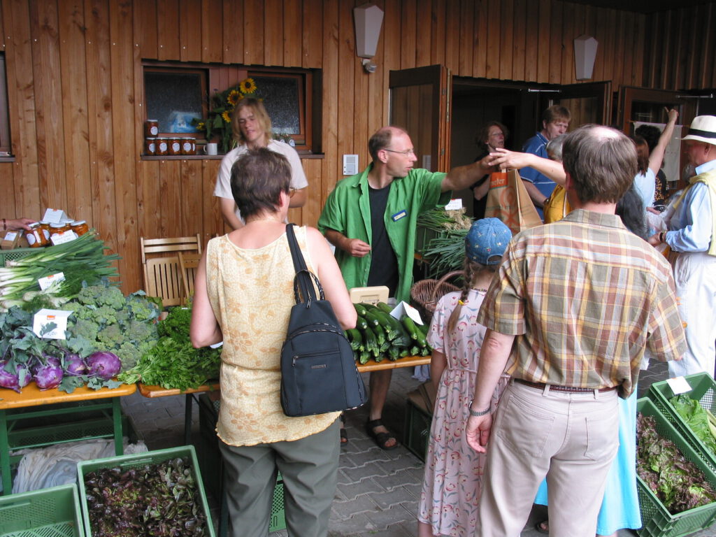 Zum Sommerfest, was große Tradition am Hausenhof hat, wurden selbst angebautes GEmüse in Demeterqualität verkauft.