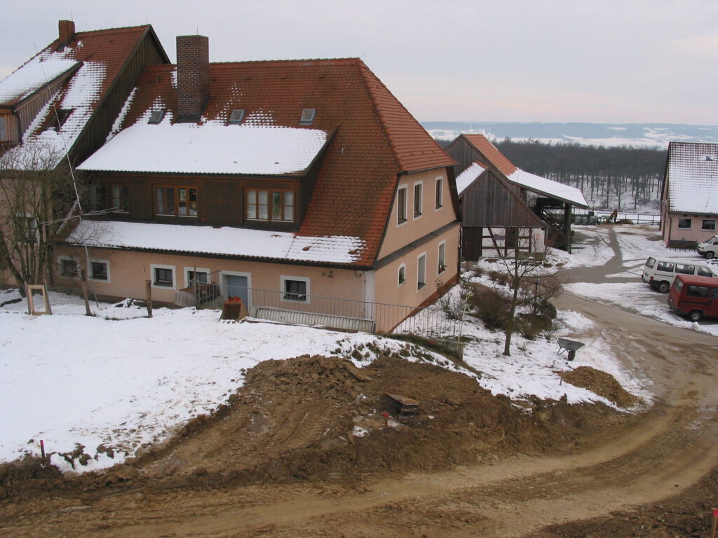 Wegarbeiten rund um das erste Haus am Platz: Das Haus Jaspis