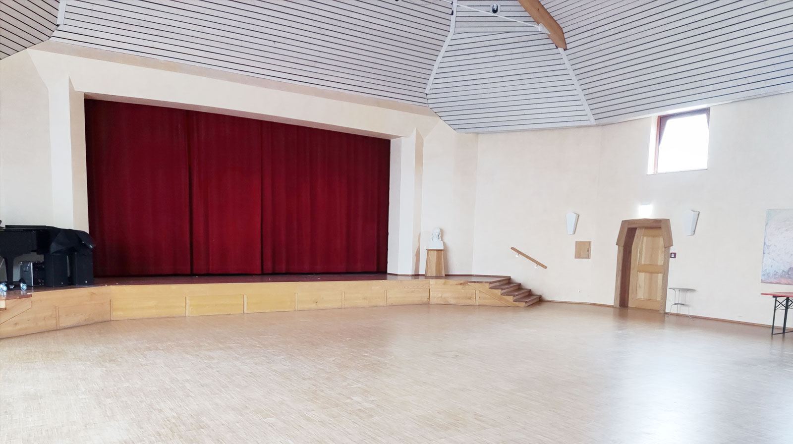 Serviceleistungen am Hausenhof Der Novalissaal am Hausenhof dient für unterschiedliche Anlässe und besitzt auch eine Bühne