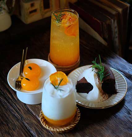 Heiß- und Kaltgetränke und leckere Kuchen gibt es im Cafe Ole am Hausenhof