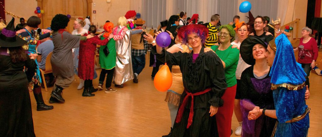 Faschingsfeier am Hausenhof. Polonäse durch den Saal