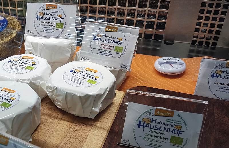 Käseprodukte wie Brie oder Camembert in verschiedenen Varianten gibt es im Dorfladen zu kaufen.