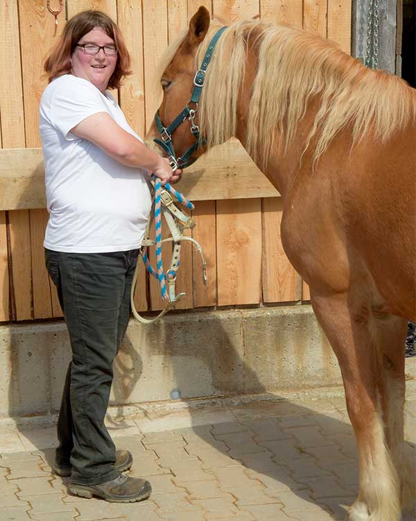 Eine Bewohnerin vom Hausenhof führt stolz ihr Pferd.