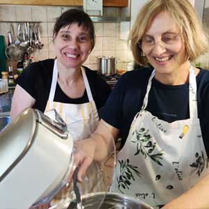 Gemeinsames Backen. Eine sehr beliebte Freizeitbeschäftigung mit leckerem Ausgang...