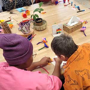 Mitarbeiter und Bewohner basteln kreativ zusammen.