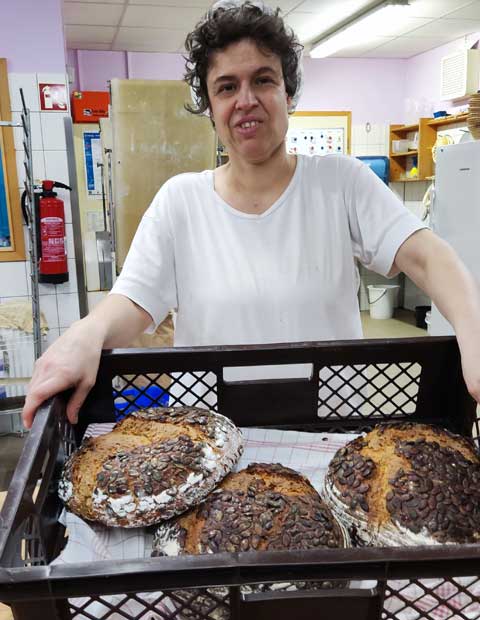 Stolz präsentiert die Bäckerin ihr Brot