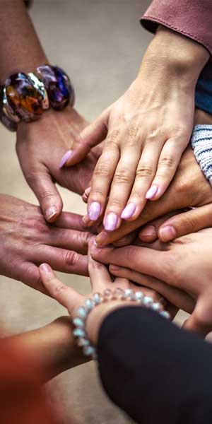 Viele Hände bringen es gemeinsam zu Ende