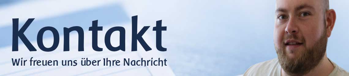 Mitarbeiter vor Formular nimmt Kontaktanfragen entgegen