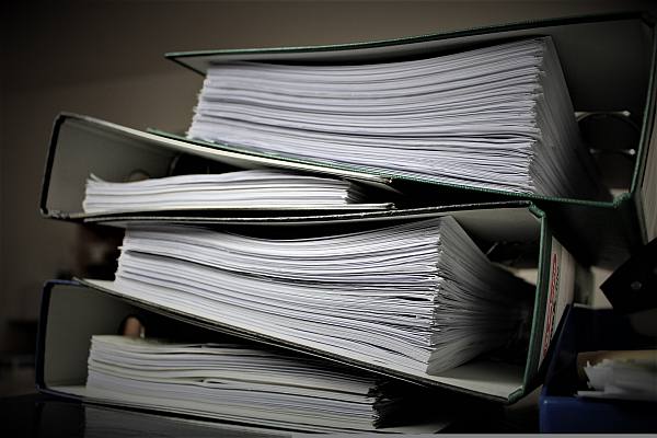 Ordner mit den Prüfberichten