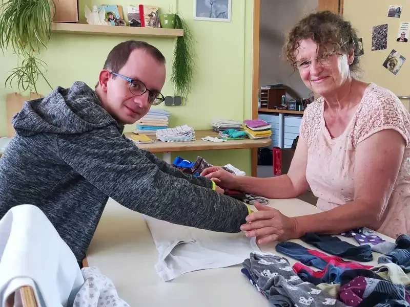 Auszubildende lernen unsere Werkstätten kernen wie z.B. unsere Wäscherei