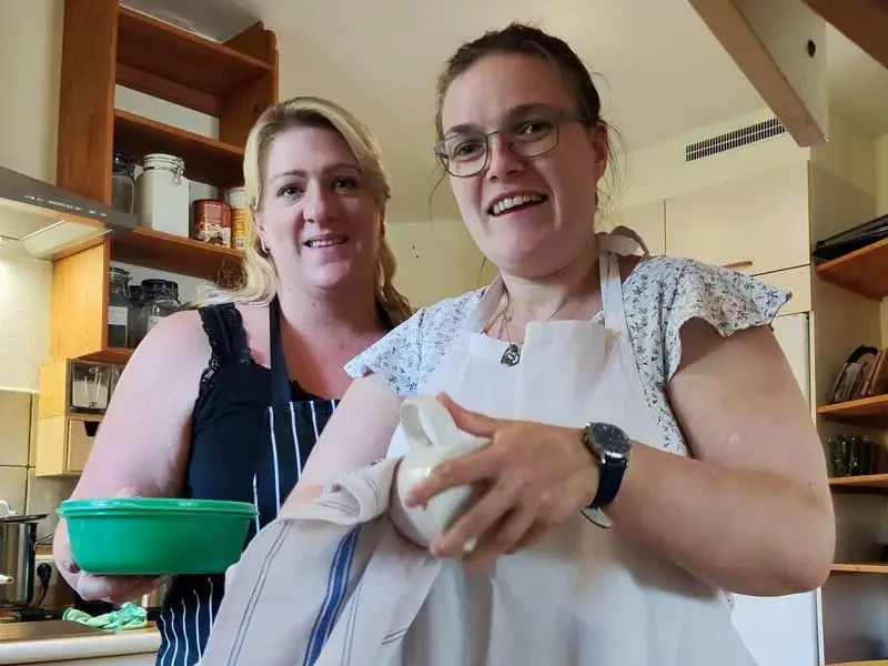 Mitarbeiterin und Bewohnerin arbeiten in der Küche zusammen